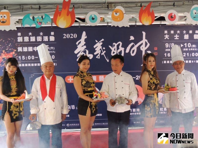 嘉義縣農曆七月的嘉義好神第二波熱潮民雄大士爺祭，由縣長翁章梁與鄉長(右)、主委共同創意普度起鍋。(圖／NOWnews記者任禮清攝2020.9.1)